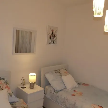 Two-room Lidija With Terrace And Parking * Donji Okrug (Ciovo)