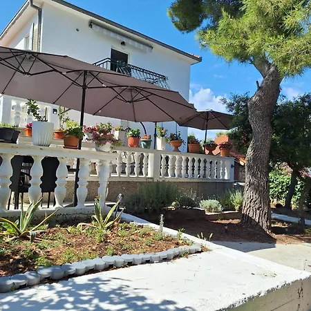 Two-room Lidija With Terrace And Parking Donji Okrug (Ciovo)